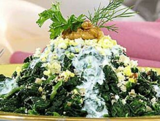 Салат из шпината с орехами